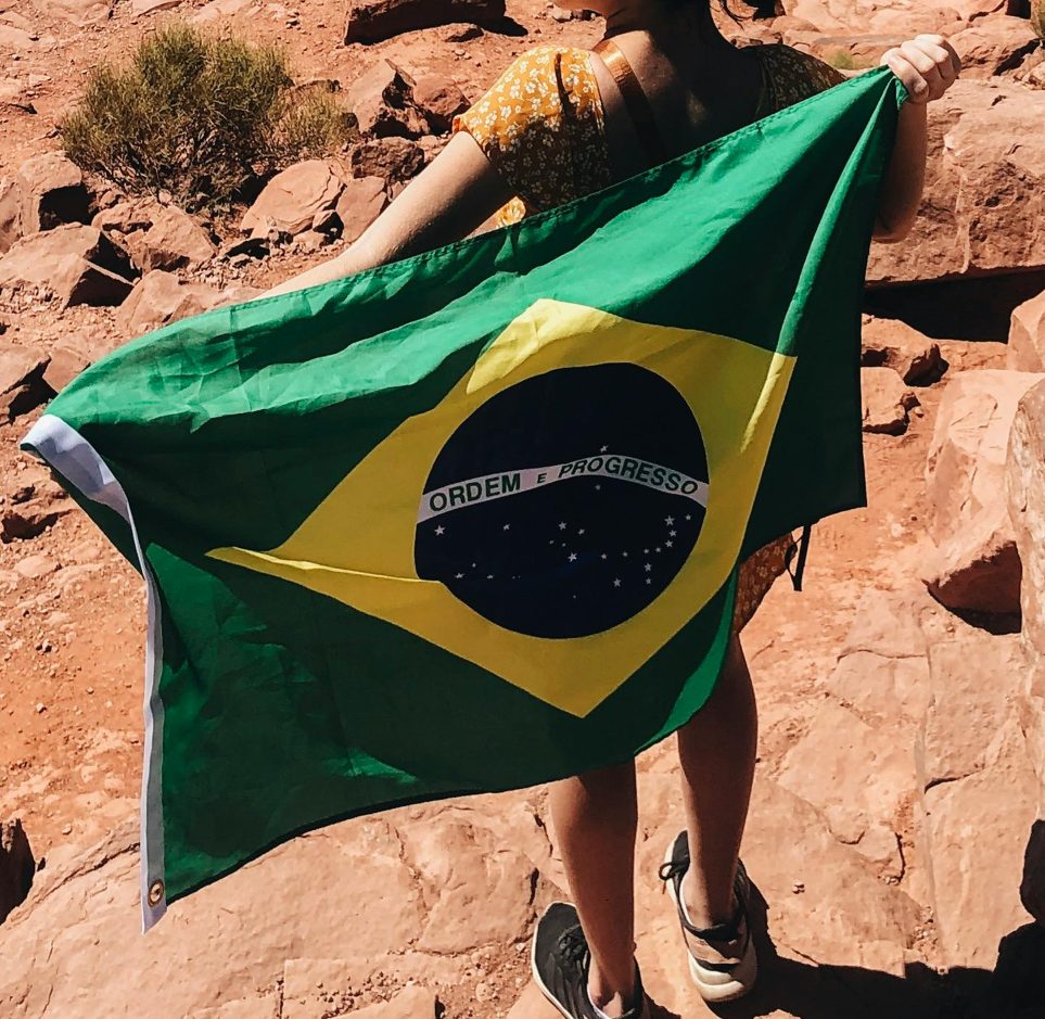 Bandeira do Brasil confeccionada em tecido, aberta ao sol