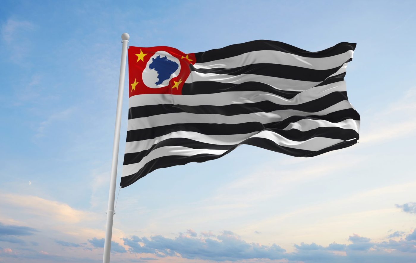 Bandeira do estado de São Paulo hasteada em mastro, ao vento